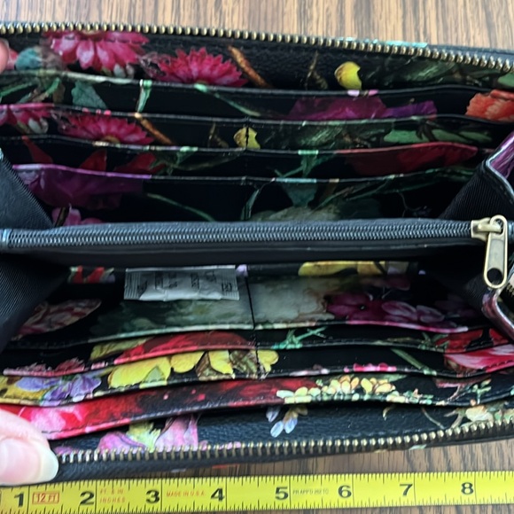 EL zip wallet. Lots of card sections. - Picture 3 of 5